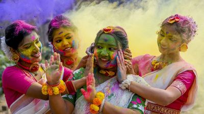 Holi 2026 Long Weekend Plan: होली पर लॉन्ग वीकेंड का प्लान? छुट्टियों के शेड्यूल के मुताबिक करें तैयारी