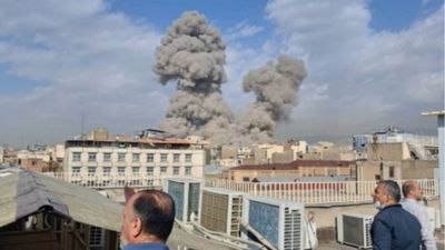 Iran पर महाप्रलय का VIDEO जारी, आसमान से बरसीं मिसाइलें, US ने जारी किया 'नॉन-स्टॉप' बमबारी का वीडियो! Israel Iran War: भारतीय दूतावास ने भारतीयों के लिए जारी किया 24x7 हेल्पलाइन नंबर, एडवाइजरी में दी हिदायत