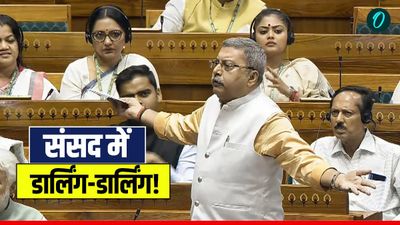 Viral Video: 'बाहर डार्लिंग और इधर टाइम नहीं देते', कल्याण बनर्जी ने किससे कही ये बात? लोट-पोट हुई संसद