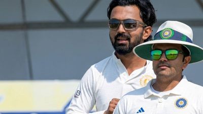 VIDEO: अरे ये क्या था केएल राहुल! फील्डिंग छोड़ गेंदबाजी करने आए, पहली गेंद में बन गया मजाक