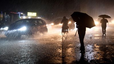 Maharashtra Weather: बेमौसम की बरसात ने किसानों को दी टेंशन, IMD ने कई जिलों के लिए जारी किया येलो अलर्ट
