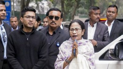 West Bengal Voter List Controversy: चुनाव आयोग के बाहर ममता बनर्जी का प्रदर्शन, 2 करोड़ का नाम हटाने का आरोप