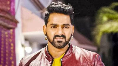Pawan Singh ने Live शो में एक्ट्रेस के साथ कर दी ऐसी हरकत, स्टेज पर ही हुआ 'ऐसा कांड', वीडियो वायरल