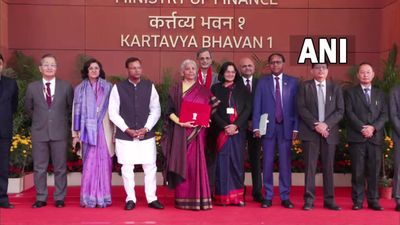 Nirmala Sitharaman: किस रंग की साड़ी पहनकर बजट पेश करने पहुंची निर्मला सीतारमण? किस साल चुना कहां का ट्रेडिशन?