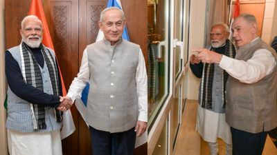 PM Modi Israel Visit: इजरायल में दोस्ती का अनूठा रंग, नेतन्याहू ने 'नेहरू जैकेट' पहनकर पीएम मोदी को चौंकाया