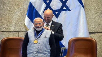 PM Modi in Israel: इजराइल के स्पीकर ऑफ द नेसेट’ मेडल से नवाजे गए मोदी, सर्वोच्च सम्मान वाले पहले भारतीय PM