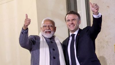 PM Modi vs Emmanuel Macron Net Worth: मैक्रों और मोदी में कौन है ज्यादा अमीर? दोनों नेताओं के पास नहीं है कार