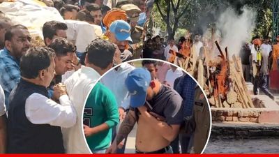 VIDEO: शमशान में बेसुध नजर आए रिंकू! भाई सोनू ने जैसे ही दी पिता को मुखाग्नि, क्रिकेटर के सब्र का टूटा बांध