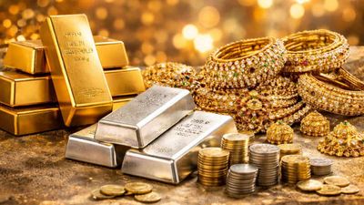 Gold Silver Price: शादी सीजन में बिजली की गति से गिरी सोने-चांदी की कीमत, सराफा बाजार से MCX तक कितना है दाम?