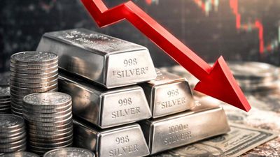 Silver Price: चांदी की कीमतों में भारी गिरावट, रिकॉर्ड ऊंचाई से 1.60 लाख रुपये टूटी, खरीदारी का अब सही मौका?