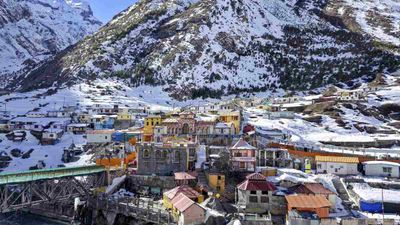 Uttarakhand Weather: मौसम का डबल अटैक, केदारनाथ-बद्रीनाथ में बर्फबारी के आसार, IMD ने जारी किया अलर्ट