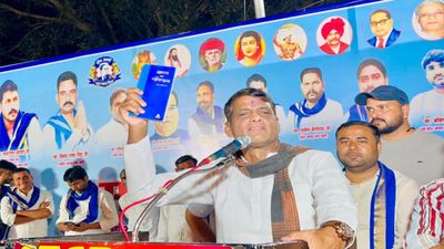 बुंदेलखंड की यात्रा के बाद Damodar Yadav का तीखा बयान, “मनुवादी समाज में आग लगाते हैं, संविधानवादी बुझते हैं”