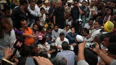 Palam fire: पीड़ित परिवार से मिलने पहुंचे केजरीवाल ने निष्पक्ष जांच की मांग, बोले- डर से भागने वाली नहीं AAP