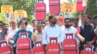 Delhi: गैस किल्लत पर भड़कीं आम आदमी पार्टी, दिल्ली विधानसभा के बाहर विधायकों ने किया प्रदर्शन