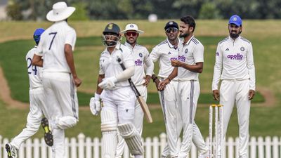 IPL 2026: KKR फैंस के लिए बुरी खबर! चोट के कारण बाहर हुए आकाश दीप, बिगाड़ा टीम का बैलेंस