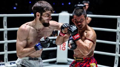 दुनिया के सबसे घातक स्ट्राइकर ने 300 से अधिक फाइट वाले दिग्गज को तीन मुक्कों में ढेर किया