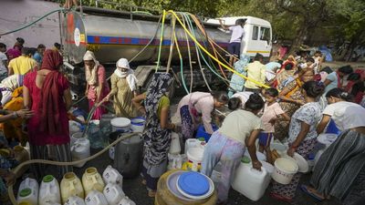 Bengaluru Water Crisis: गर्मी से पहले ही पानी के लिए हाहाकार, 3800 बोरवेल सूखे, आसमान छू रहे टैंकर के दाम