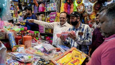 Delhi Aaj Kya Khula Kya Bandh: आज दिल्ली में बंद रहेंगे बैंक और शेयर बाजार? देखें होली की छुट्टी का पूरा अपडेट