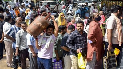 Delhi LPG Crisis: दिल्ली में सिर्फ 20% सिलेंडर सप्लाई का नया नियम लागू, किन लोगों को मिलेगी प्राथमिकता?