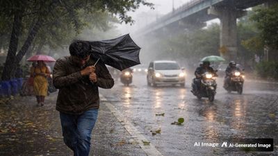 Delhi NCR Weather: दिल्ली-एनसीआर में अचानक बदला मौसम, तेज हवाओं के साथ बारिश और ओले