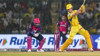 IPL 2026: मैच से पहले CSK पर टूटा मुसीबतों का पहाड़! DHONI के बाद ब्रेविस भी अनफिट, बजी खतरे की घंटी 