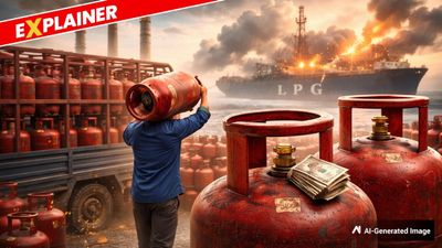 LPG Crisis Explainer: भारत में कितने LPG सिलेंडर हैं? हर दिन कितने लाख खपत? Ujjwala Yojana कितनी मददगार?