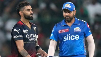 IPL 2026: महज 60 सेकंड में गायब हुई RCB-MI की टिकटें, अब ब्लैक में लग रही 1 लाख की बोली