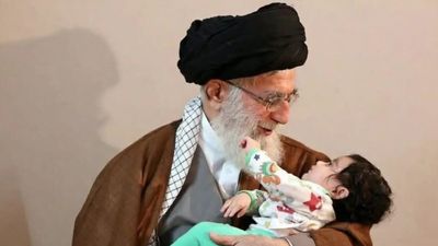 Khamenei Viral Photo: मौत के बाद आखिर क्यों वायरल हो रही खामेनेई की यह तस्वीर? वजह जान आप भी होंगे हैरान!
