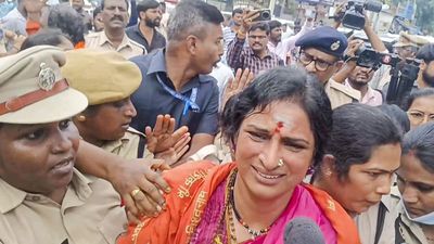 VIDEO: BJP नेता माधवी लता ने एयरपोर्ट पर क्या किया जो मच गया बवाल! एयरपोर्ट अथॉरिटी से कार्रवाई की मांग