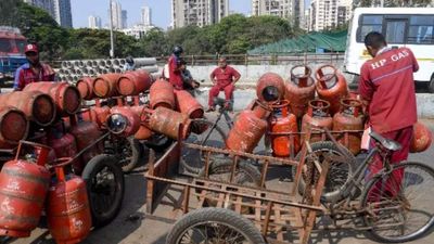 LPG Shortage: 'Rush Booking ना करें', एलपीजी संकट के बीच सरकार का बड़ा बयान, जानें फिर कैसे होगी गैस बुक? 
