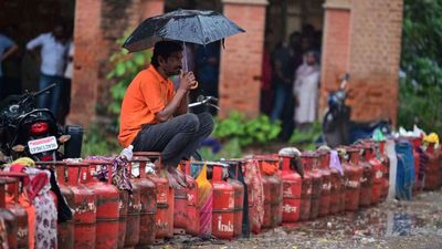 LPG Crisis: क्या आपको भी नहीं मिल रहा सिलेंडर? सरकार ने एलपीजी संकट को लेकर दिया बड़ा अपडेट