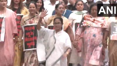 LPG cylinder shortage: सिलेंडर की किल्लत पर सड़क पर उतरी ममता बनर्जी, मोदी सरकार के खिलाफ कर दिया बड़ा ऐलान