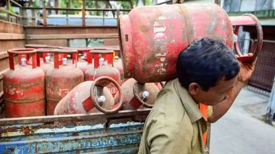 LPG Panic Booking: दिल्ली में पैनिक बुकिंग शुरू होते ही सिलेंडर के लिए मारामारी, एजेंसियों को नहीं मिली सप्लाई