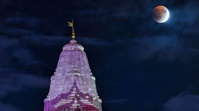 Chandra Grahan Myths: ग्रहण के समय खाने से जहर फैलता है? क्या नहीं पीना चाहिए पानी! जानें डर के पीछे का सच