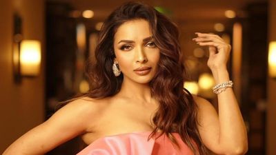Dubai में फंसीं Malaika Arora की मां ने बयां किया दर्द, फ्लाइट कैंसिल होने के बाद हुई ऐसी हालत, क्या हुआ?