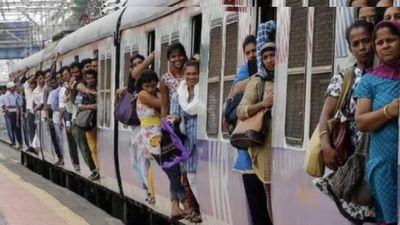 Mumbai local train: मुंबई लोकल ट्रेन में बिना टिकट यात्रियों की खैर नहीं, रेलवे ने Rs 262 करोड़ वसूला जुर्माना