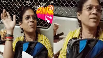 Mumbai local train: खचाखच भीड़ से भरी मुंबई लोकल में महिला ने सीट का किया ऐसा जुगाड़, Video हुआ वायरल 