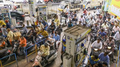 Petrol Price Bangalore: Excise Duty कटौती से बेंगलुरु में कितना सस्ता हुआ पेट्रोल-डीजल? जान लें ताजा भाव 