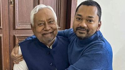 Nishant Kumar: नीतीश से साथ नहीं रहते हैं निशांत कुमार? JDU ज्वाइन करने की अटकलों के बीच तेज हुए घर की चर्चा