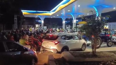 Petrol Crisis: थम जाएगी शहर की रफ्तार? इजराइल-ईरान तनाव के बीच पेट्रोल खत्म होने से महाराष्ट्र में अफरातफरी!
