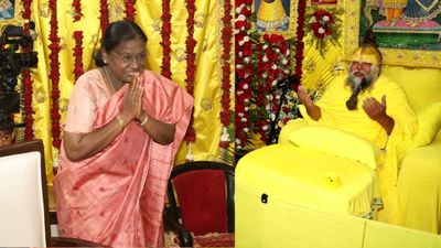 VIDEO: राष्ट्रपति ने प्रेमानंद महाराज को देखते ही किया प्रणाम! सादगी ने जीता दिल, क्या हुई आध्यात्मिक चर्चा?