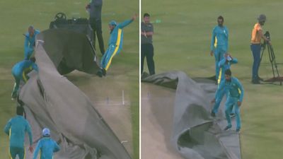 PSL 2026 के दौरान लाहौर में कुदरत का तांडव, आंधी में उड़े कवर्स और ग्राउंड स्टाफ? टॉस में हुई देरी! VIDEO