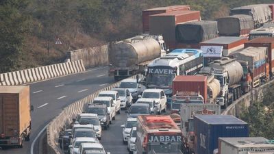Mumbai Pune Expressway पर फिर क्‍यों लगा भयंकर जाम? 5 किलोमीटर लंबी कतारें, घंटों फंसे रहे यात्री, देखें Video