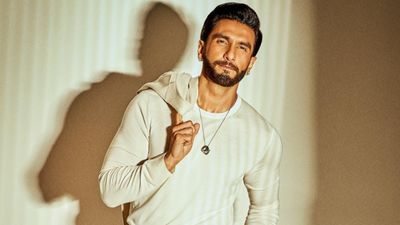 धुरंधर 2 के हमजा उर्फ रणवीर सिंह फ्लॉप फिल्मों के बाद भी हैं करोड़ों के मालिक, कहां से होती है कमाई?