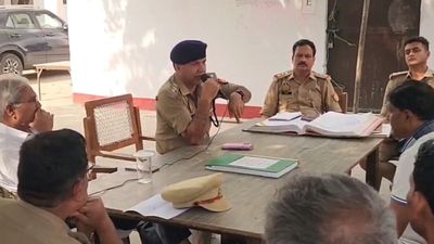 VIDEO: 'कानून व्यवस्था बिगाड़ी तो इलाज कर दूंगा,' ईरान का समर्थन करने वालों पर भड़के संभल सीओ