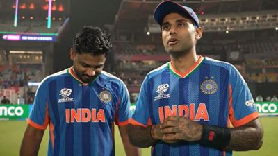 'रुलाएगा क्या पगले,' सूर्या की किस बात पर भावुक हो गए संजू सैमसन, वीडियो ने लगाई आग