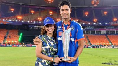 मजहब की दीवार टूटी और उम्र का फासला भी मिटा, शिवम दुबे से इतने साल बड़ी हैं पत्नी अंजुम, चौंका देगी यह जानकारी