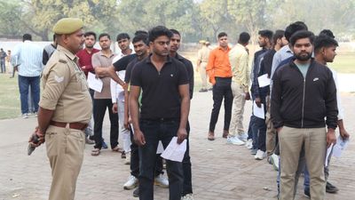 UP पुलिस भर्ती परीक्षा में 'पंडित' शब्द पर बवाल, मुख्यमंत्री दरबार तक पहुंची शिकायत, अब नपेंगे जिम्मेदार!