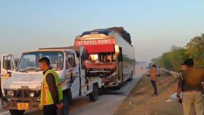 UP में होली पर भीषण सड़क हादसा, कार और डबल डेकर बस की टक्कर में 6 लोगों की मौत, कई घायल