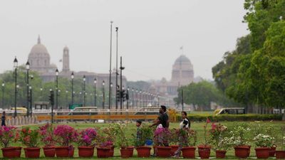 Weather Delhi NCR: सुहावना हुआ मौसम! राहत के बीच IMD ने जारी किया तेज हवाओं के साथ बारिश का अलर्ट